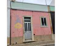 Loulé centro! Casa T2, vendida no estado actual. Imenso potencial, ...