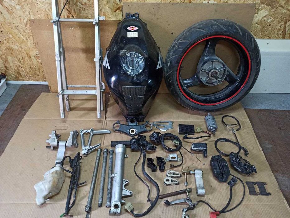 Остатки запчастей к мотоциклу cbr 600f4 f4i 99-06г.в
