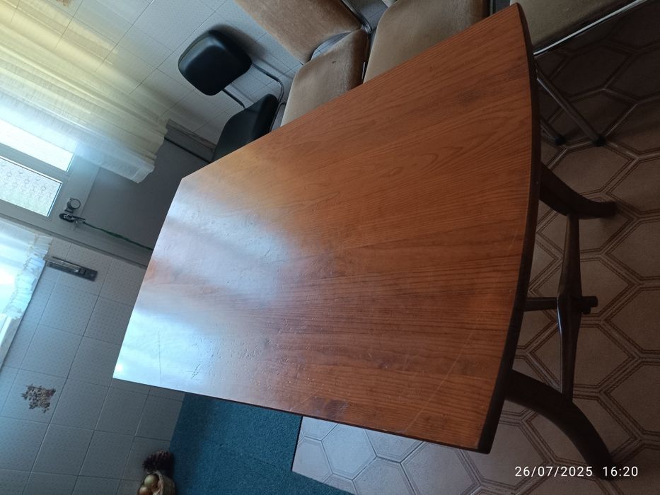 Mesa em Pinho mel