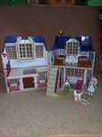 Casa com 3 bonecas, 1 cão, mobília, casinha de brincar. Disney.