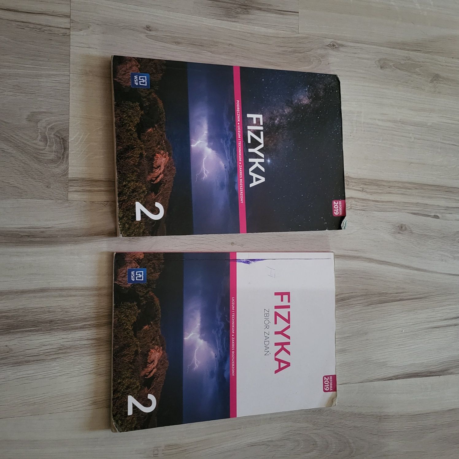 Zestaw podręcznika i zbioru zadań z fizyji rozszerzonej klasa 2