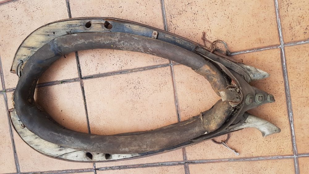 Chomonto dekoracyjne na oryginalne lustro