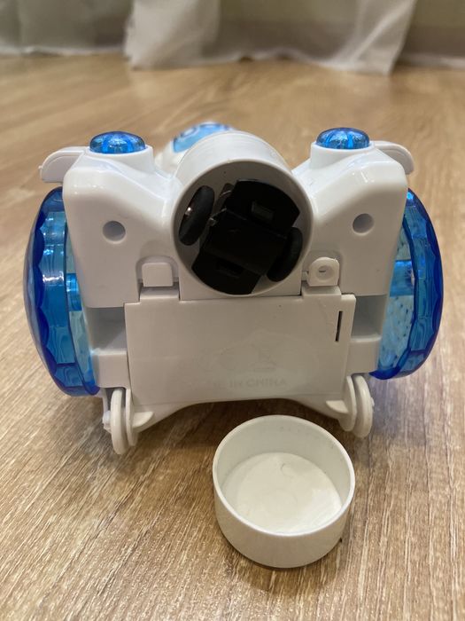 Робот, на батарейках , їздить , світиться , говорить фразу.