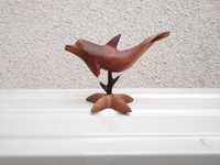 Drewniana figurka delfinek