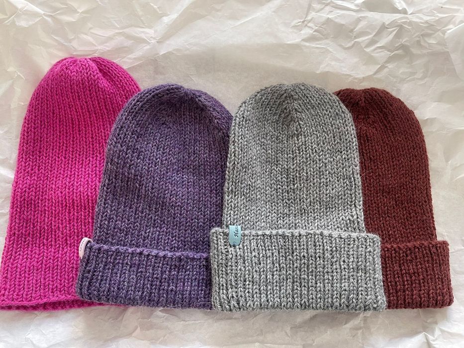 Czapki robione na drutach.