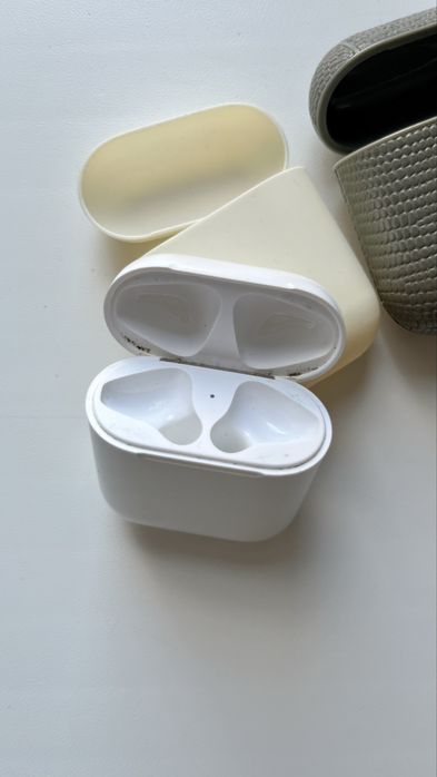 Зарядний кейс навушників AirPods 2 (оригінал) i три чохла