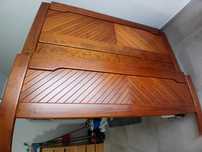 Cama de madeira maciça. Impecável.