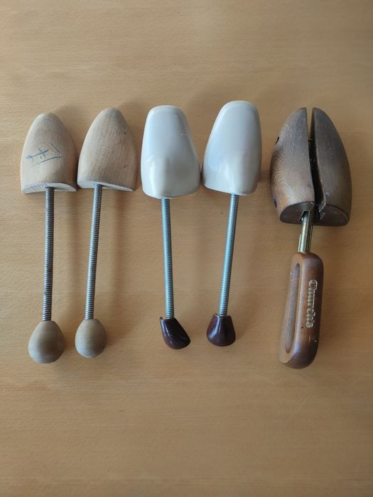 Formas/moldes/alargadores de sapatos.
