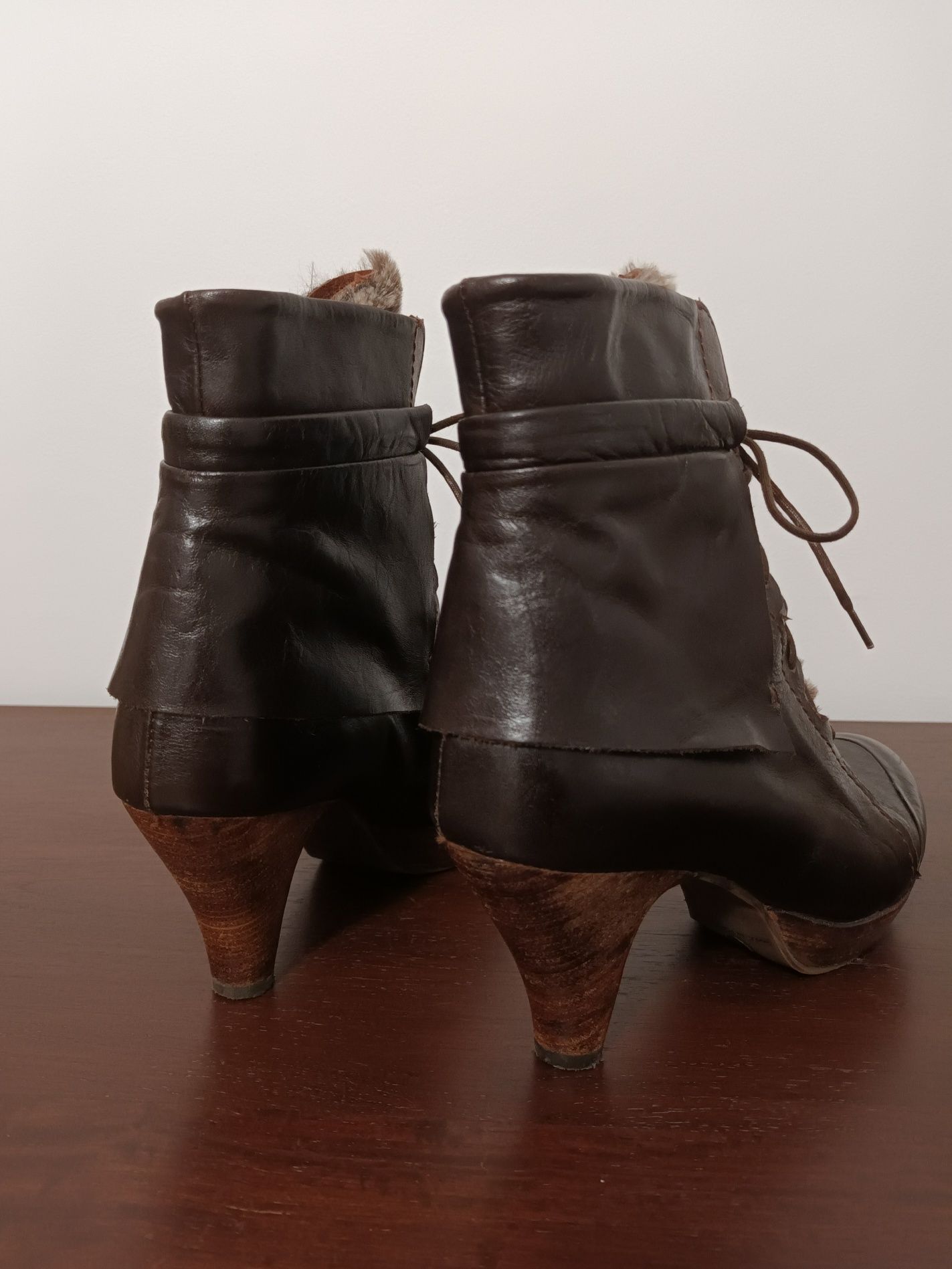 Botas de pele castanhas com atacadores