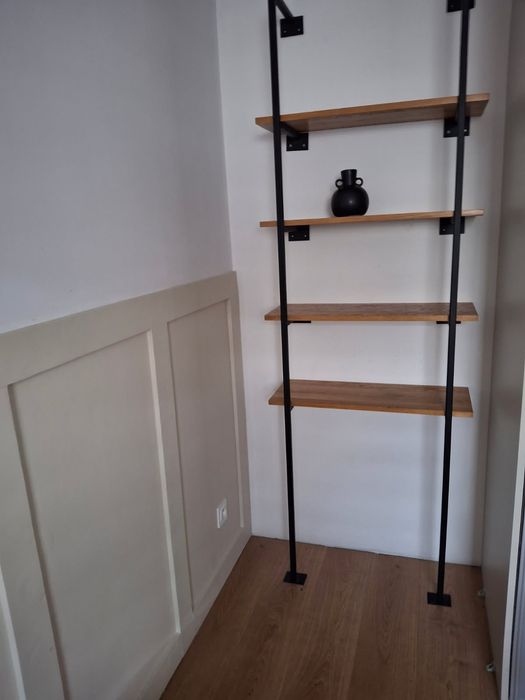 Regał loftowy z dębowymi deskami