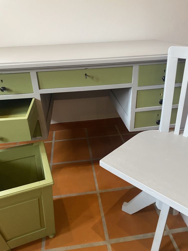 Conjunto de secretaria antiga, cadeira elevatoria e de rodar e caixote