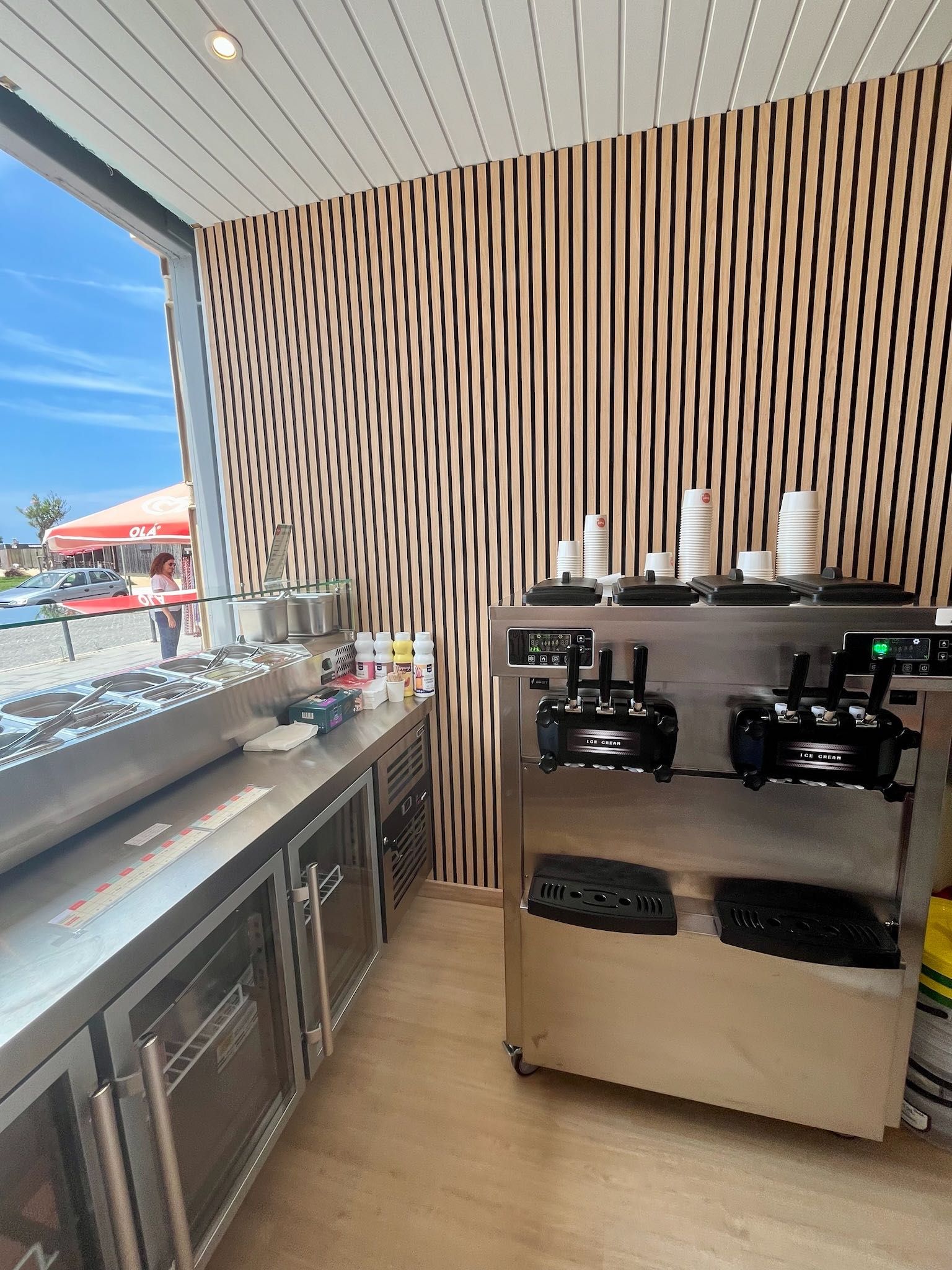 Contentor para venda de cafe, gelados, pastelaria, padaria…