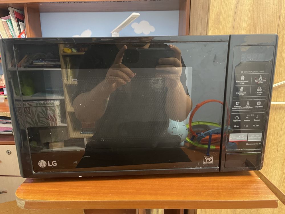 Мікрохвильовка LG-MS2042DB