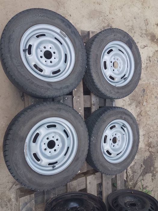 Колеса зимові  на  ВАЗ  R13/4*98 + шини практично нові. Бєлшина 175/70