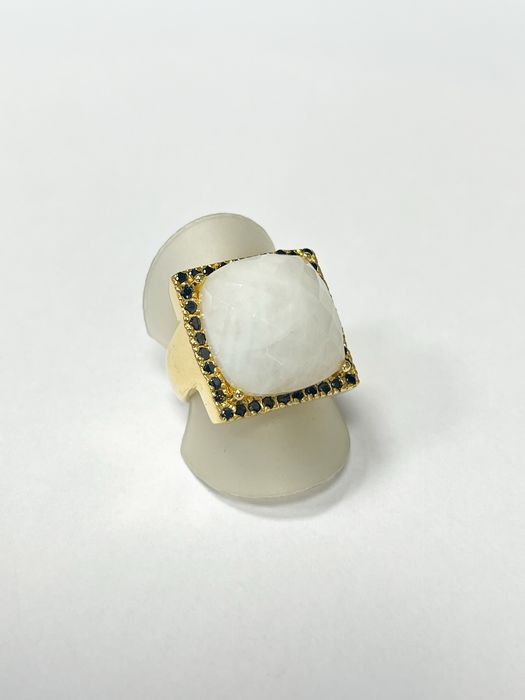 Anel Prata Dourada com pedra ao centro