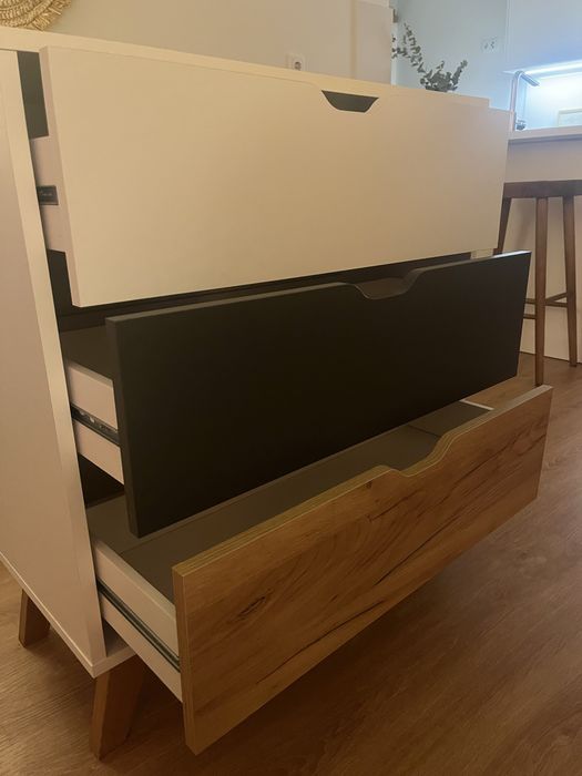 Cómoda tricolor com 3 gavetas