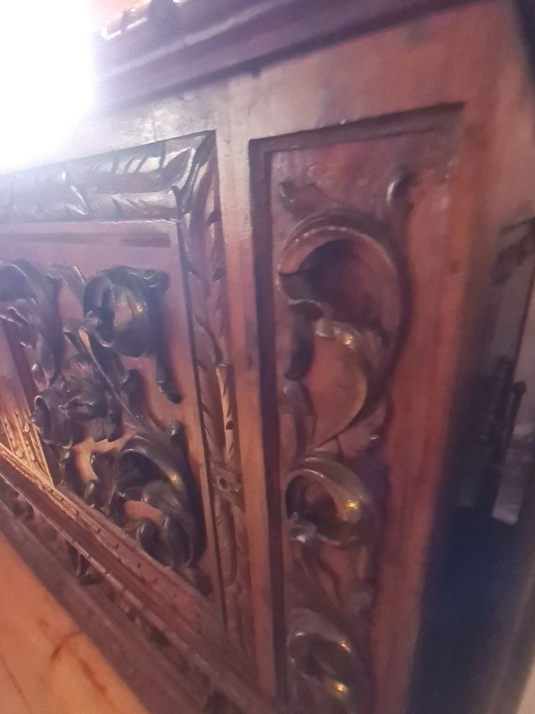 Arca antiga  em madeira