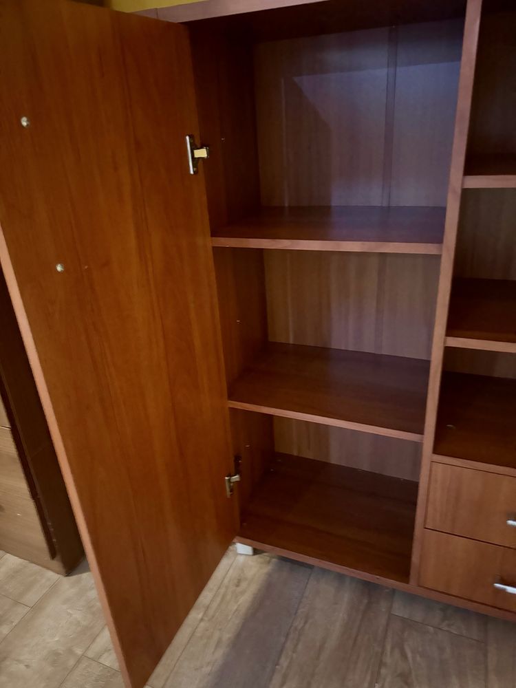Komoda z szafką i półkami bocznymi