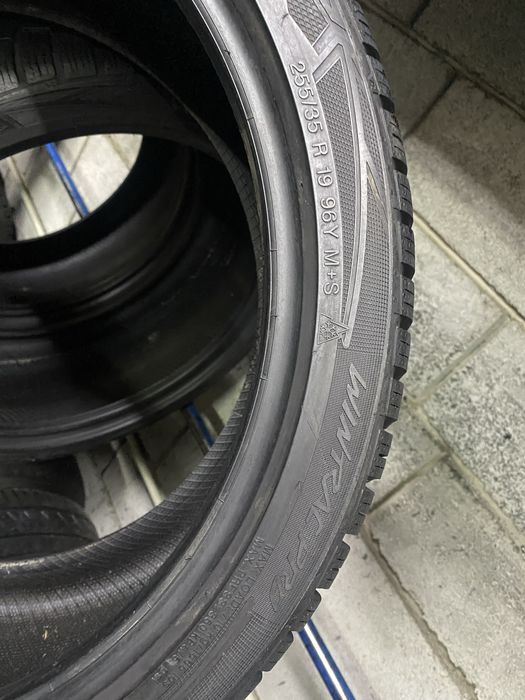 Різноширокі шини 225/40R19 i 255/35R19 VREDESTEIN