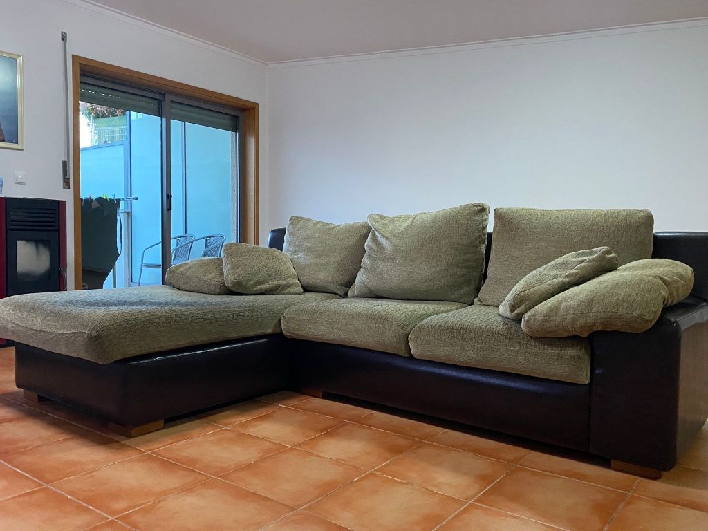 Sofá chaise long mais mesa