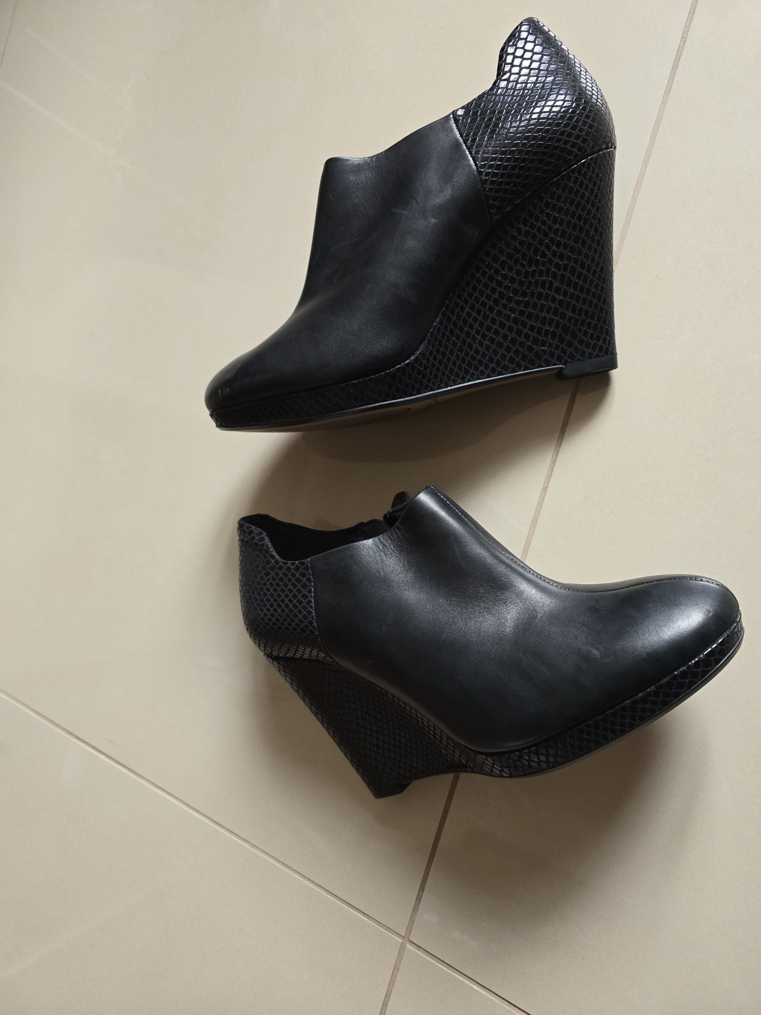 Czółenka . botki Clarks 37,5 na koturnie, skóra NOWE