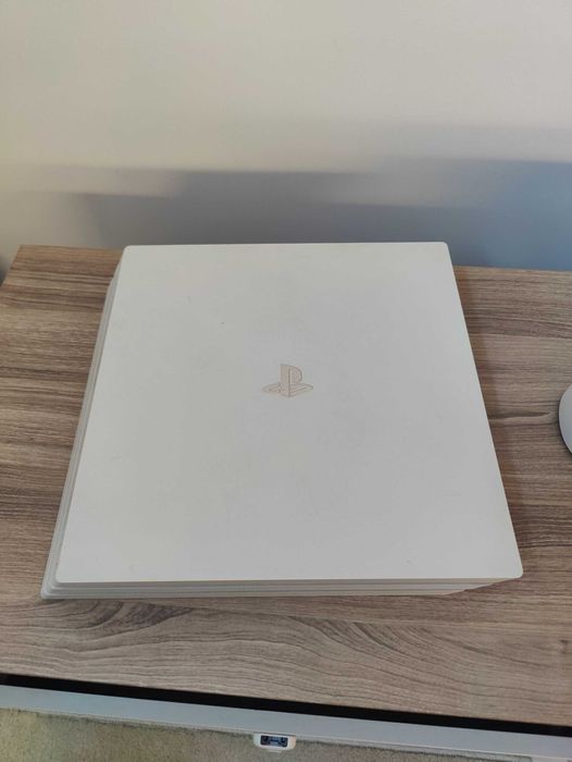 PlayStation 4 PRO branca 1TB com 2 comandos + 7 jogos