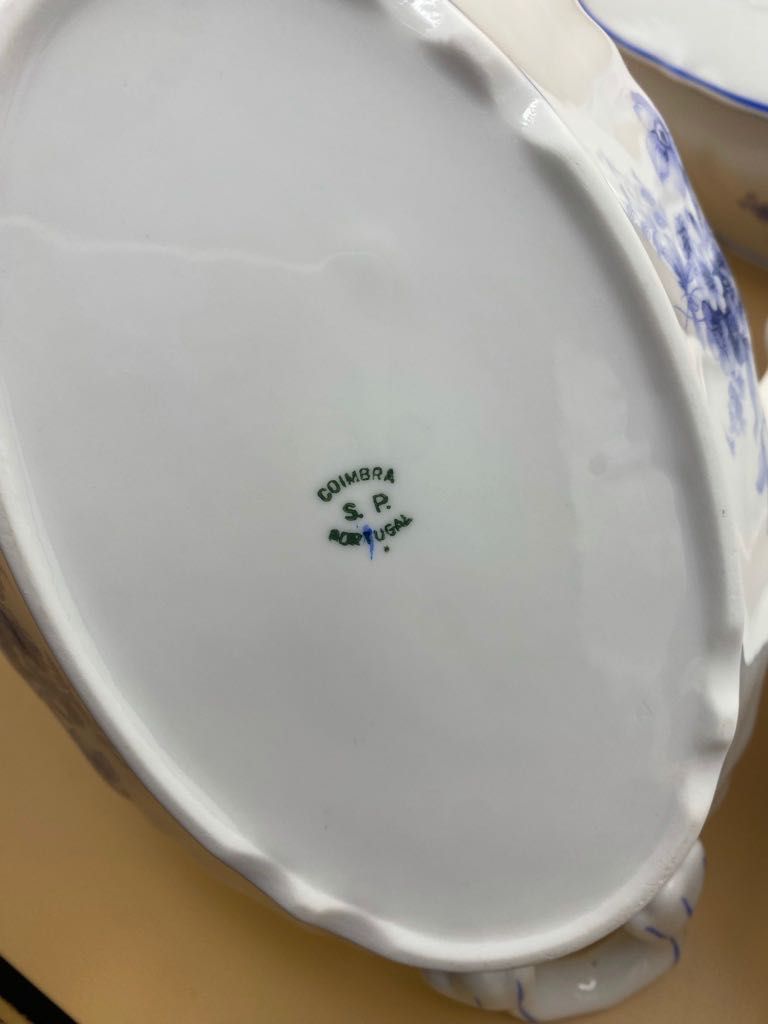 Conjunto de terrinas em porcelana