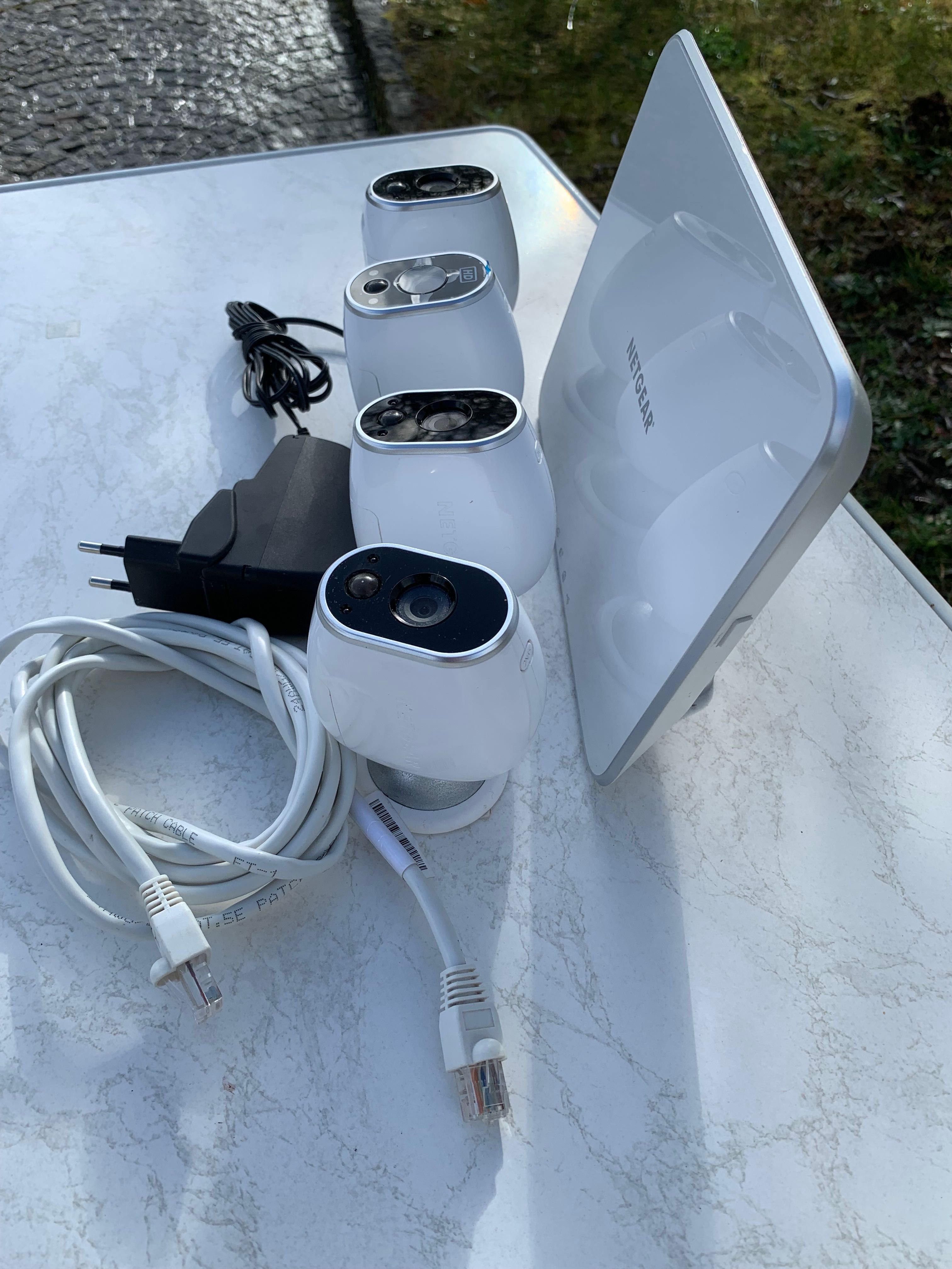 Câmaras de vigilância Arlo com router