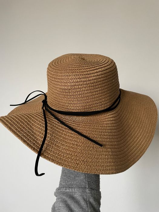 Pleciony kapelusz na plażę z szerokim rondem