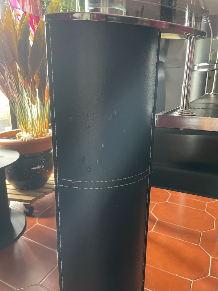 Mesa de jantar com tampo em vidro, equipado com 4 cadeiras