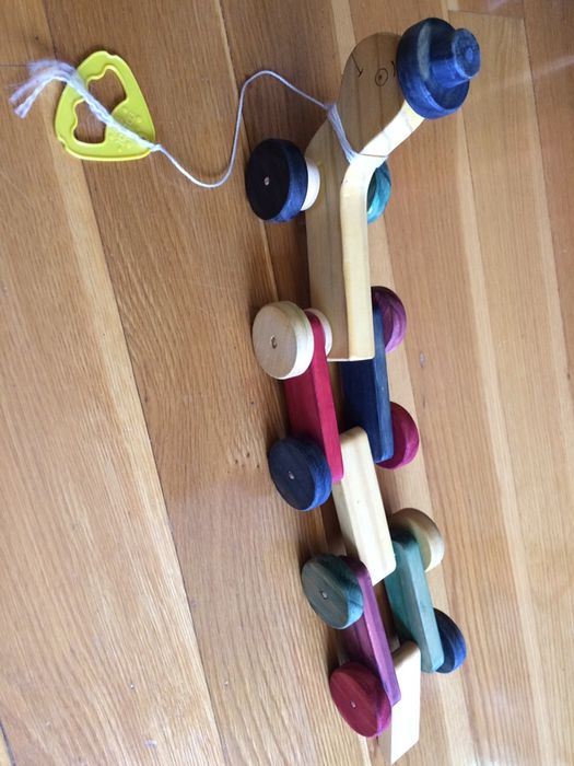 Vários brinquedos e livros infantis