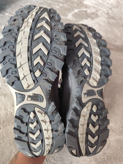 Трекінгові кросівки The North Face Gore-Tex.
Стан