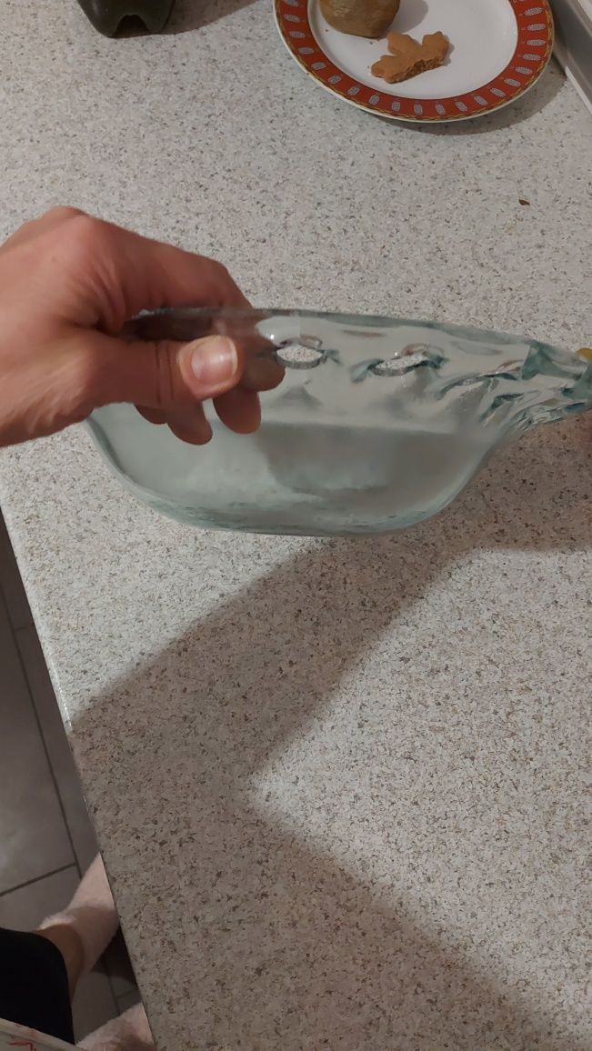 Szklana miska z otworami