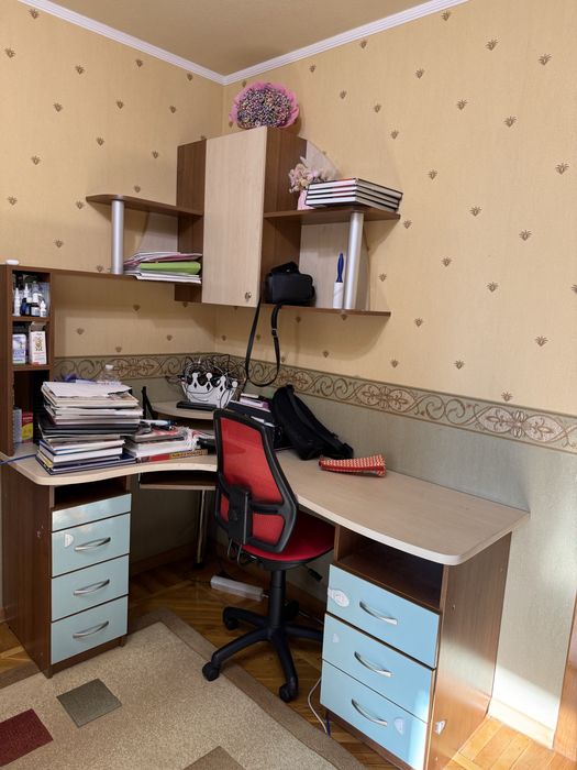 Компютерный стол с полочками