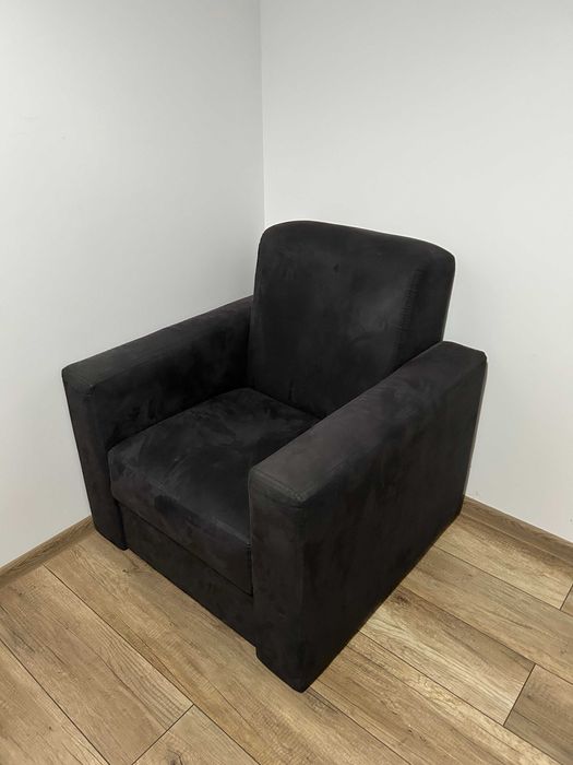 Czarny fotel w materiale welurowym