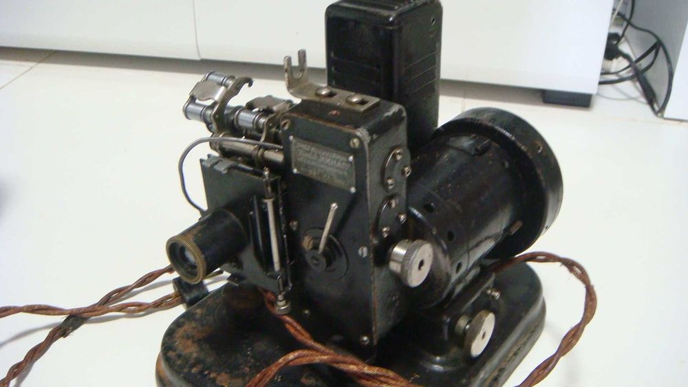 Кино проекционный аппарат в металлическом кожухе Кинап 1939 г Редкий.