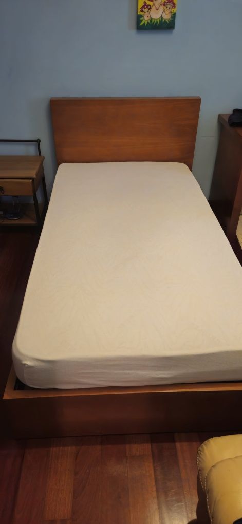 Cama individual em Madeira