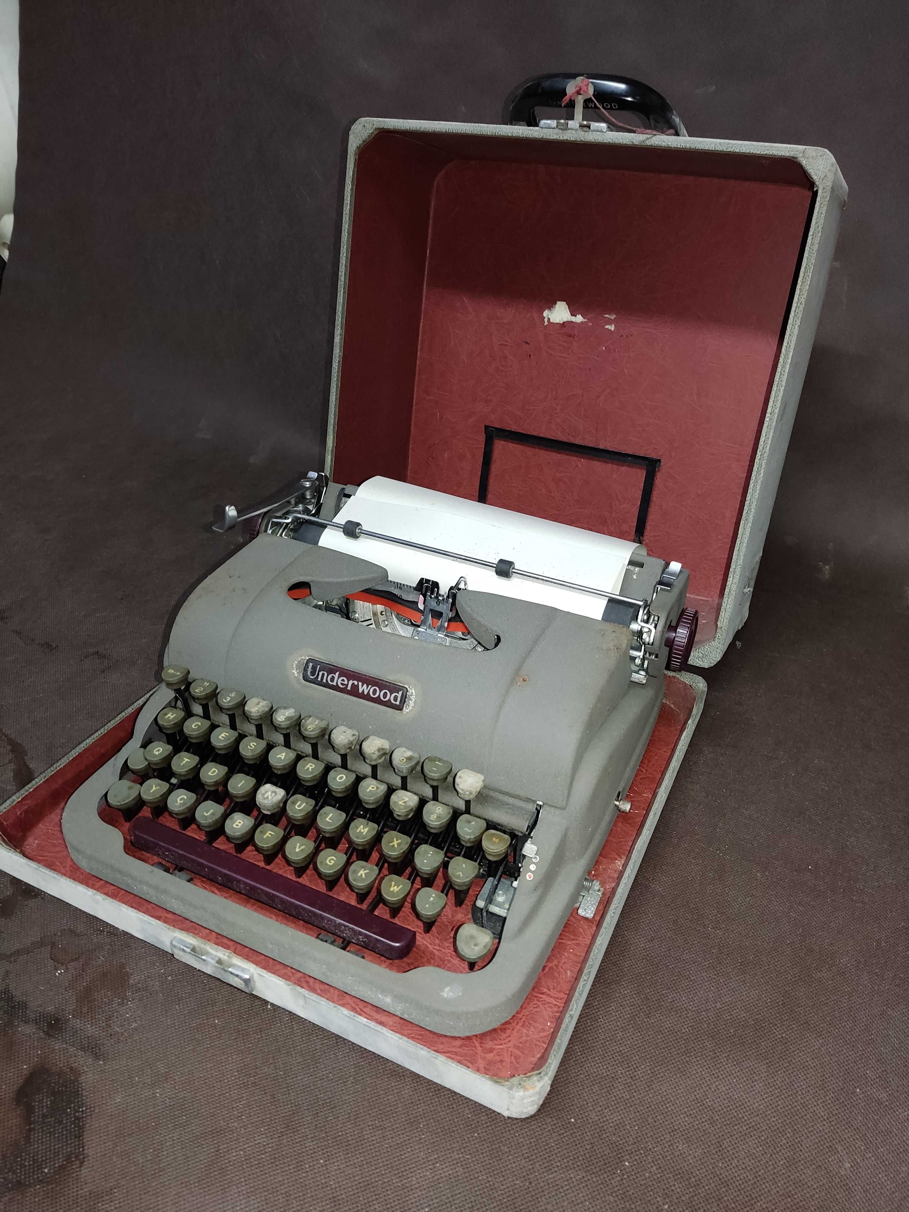 Máquina de escrever underwood com caixa