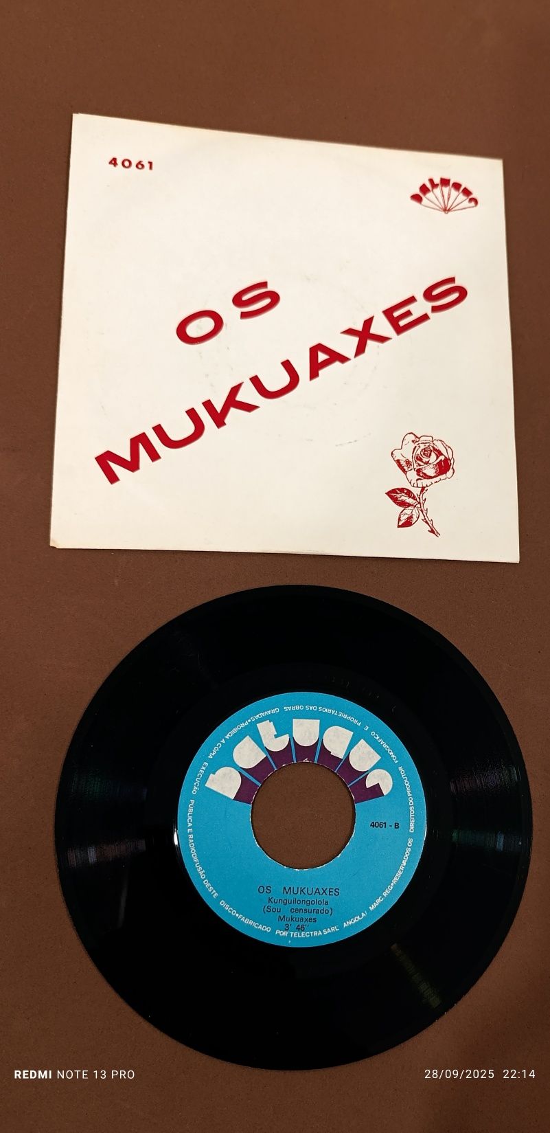 Os Mukuaxes Single África