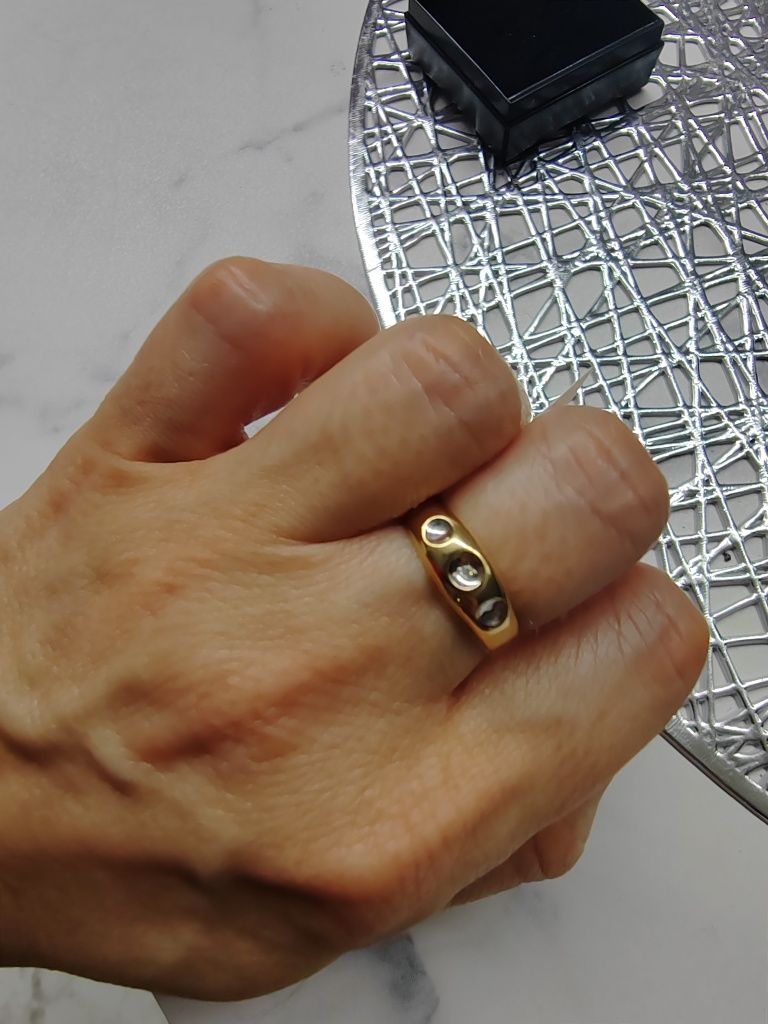 Śliczny nowy pierścionek ze złota proba 333
