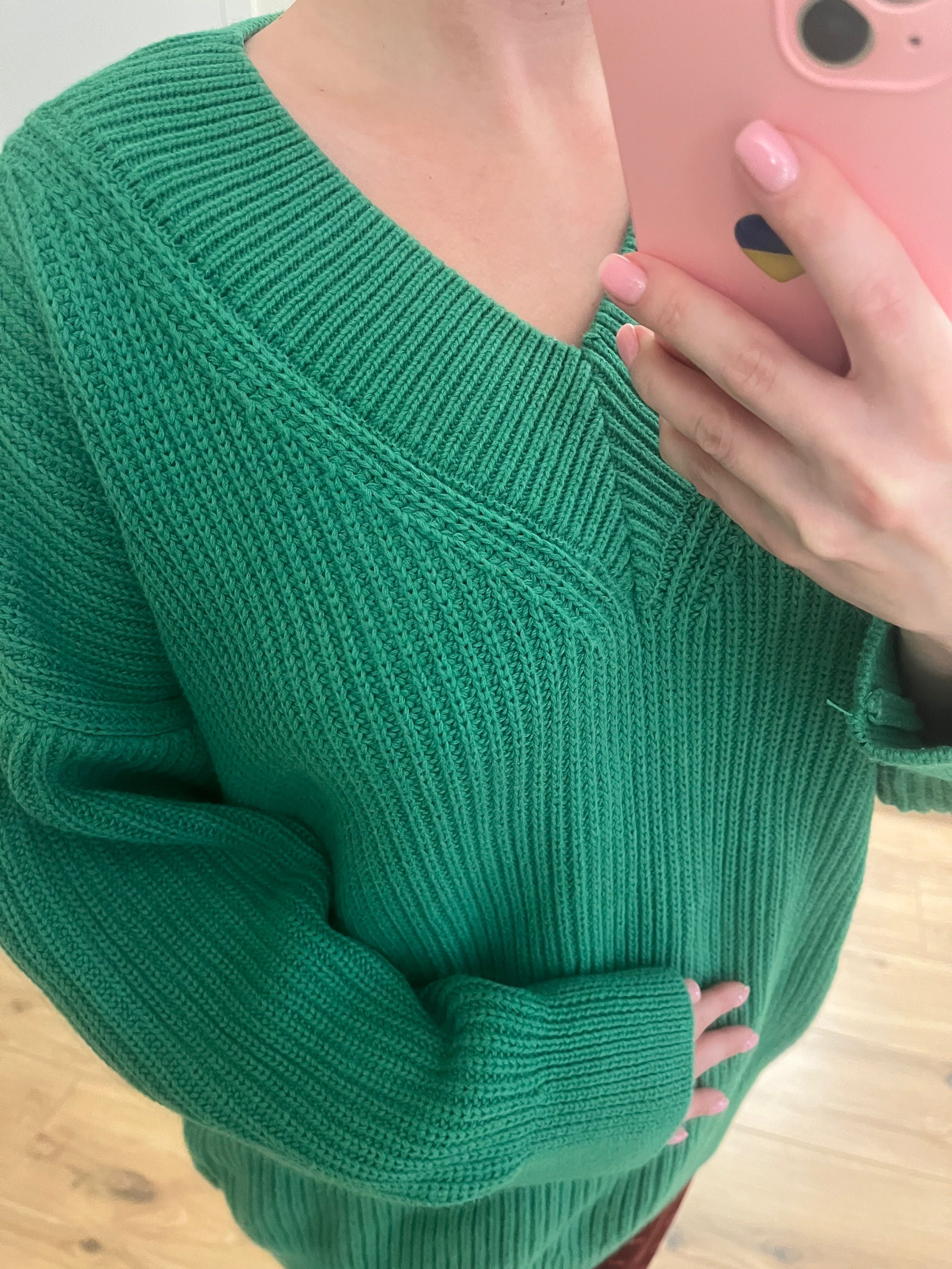 Зелёный подовжений светр