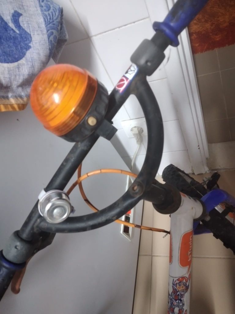 Bicicleta roda 10 pneu da frente com corte