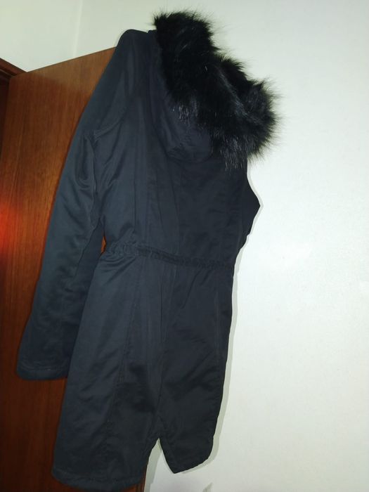 Casaco preto e um casaco com pêlo