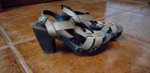 sandalias, botas e t shirts desportivas