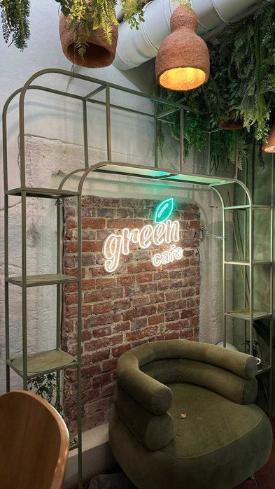 Металеве кашпо для вазонів та мягке крісло зеленого кольору (м. Львів)