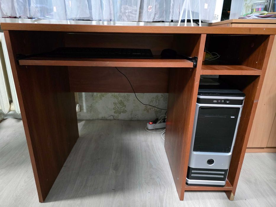 Стіл комп'ютерний