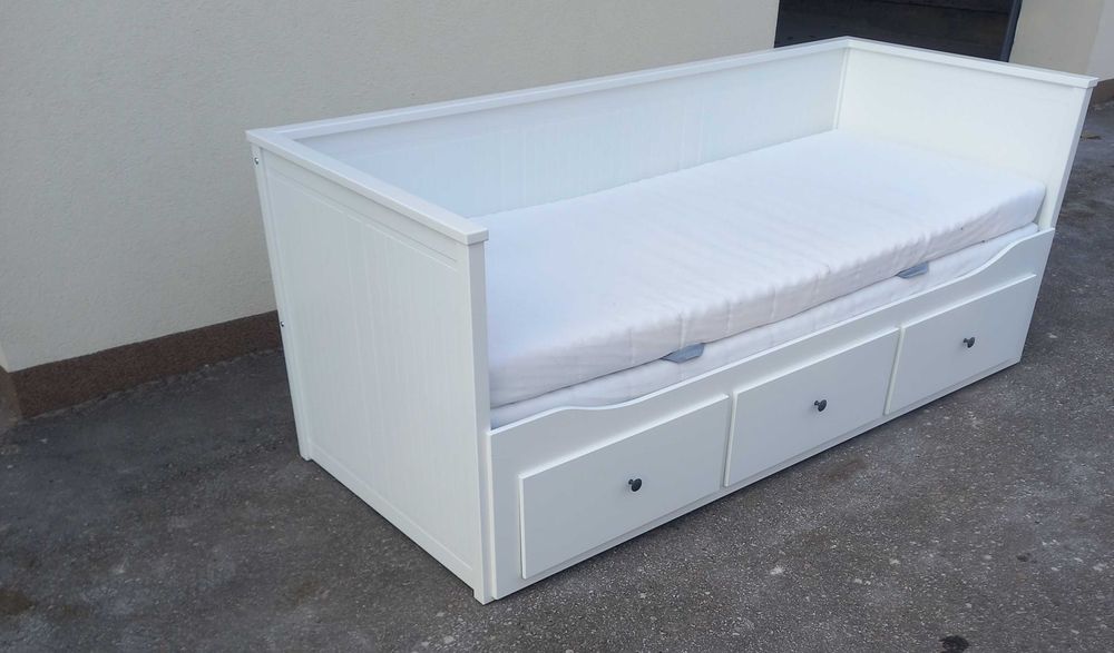 Łóżko ikea hemnes z dwoma materacami