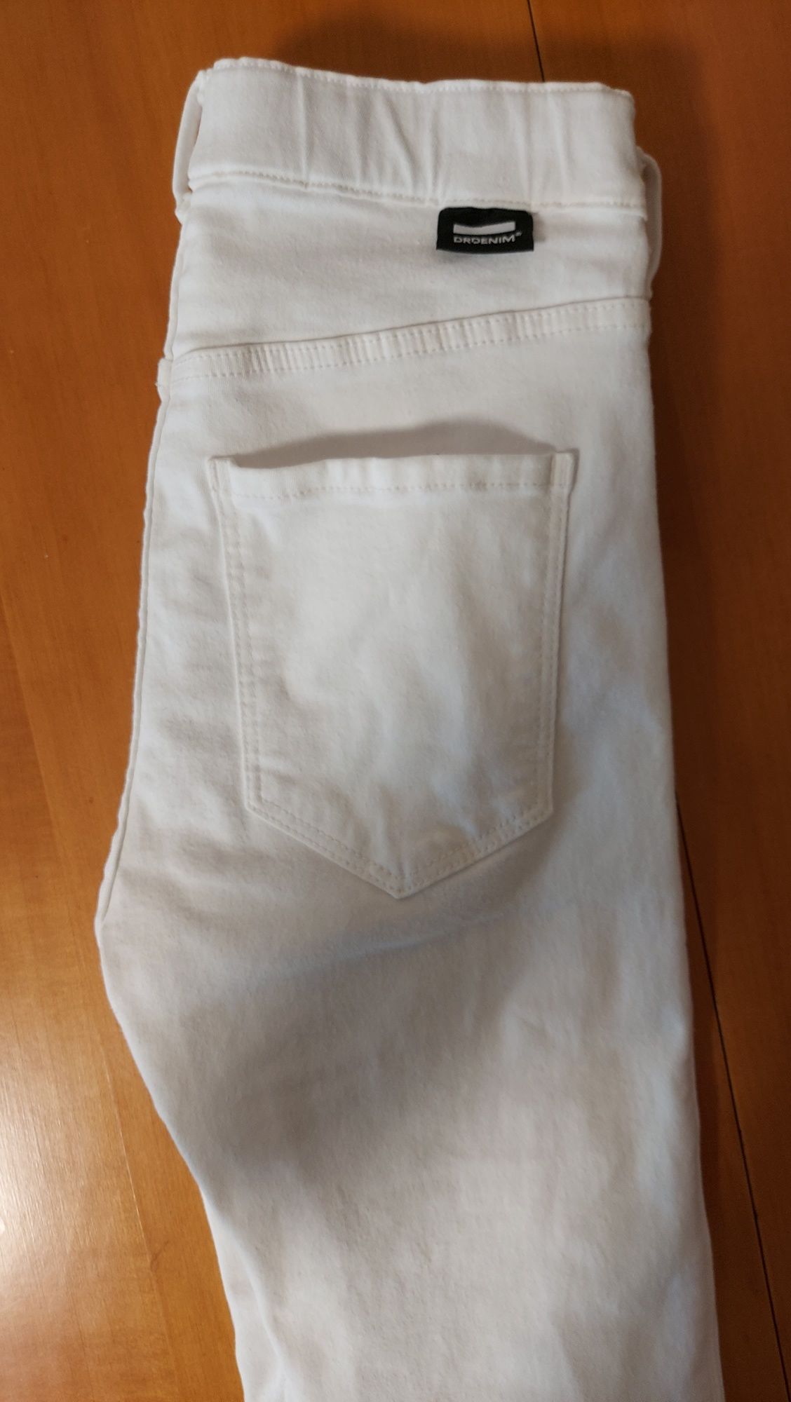 Продам джинсы белые скини от DR DENIM