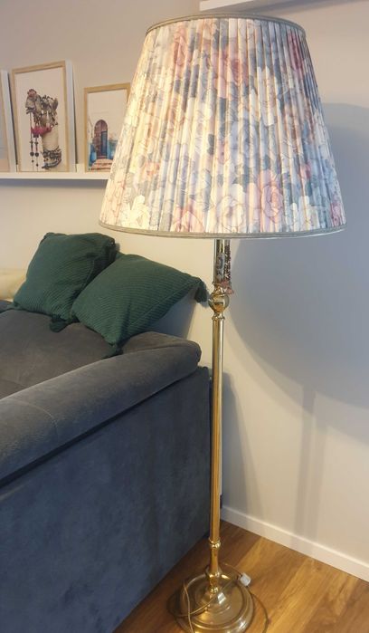 Stara lampa stojąca