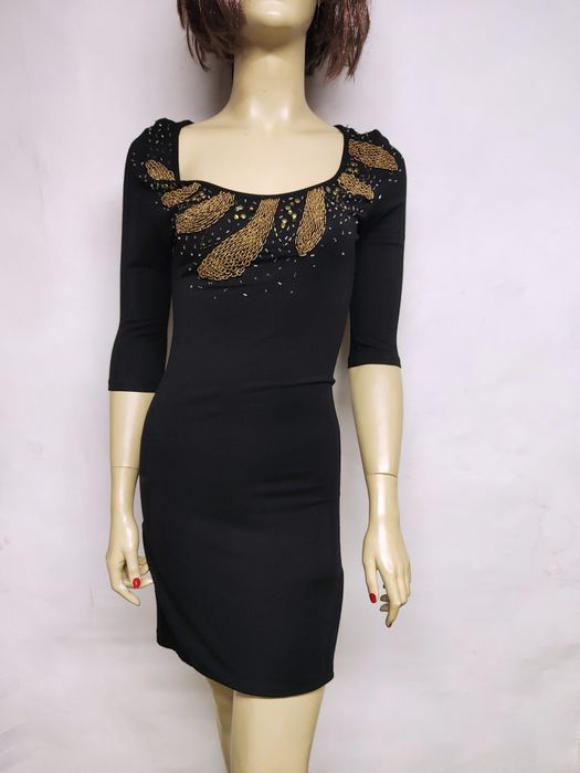 Czarna dopasowana sukienka midi z ozdobionym dekoltem wiskoza  36 38